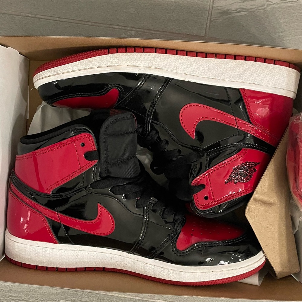 Air Jordan High top 1 Retro OG Black/Varsity Red size 5 Youth